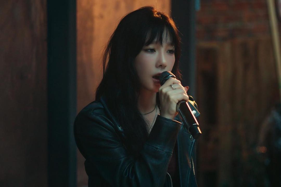 7 Lagu KPop dengan Lirik Seindah Puisi, Penuh Makna!